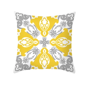 Housse de coussin nordique aux motifs géométriques jaune et gris sur fond blanc