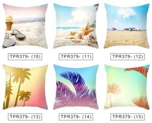 Détails de housses de coussin plage avec motifs coquillages, étoiles de mer et couchers de soleil