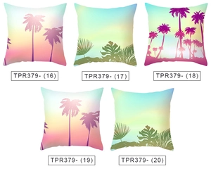 Détail de housses de coussin de plage tropicale avec motifs palmier et feuille de monstera