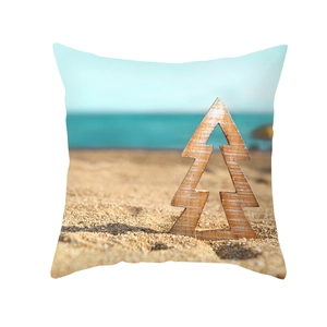 Housse de coussin carrée avec motif sapin de Noël nautique sur fond de plage de sable