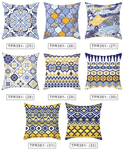 Grille détaillée montrant huit motifs ethniques de taies d'oreiller bleu et jaune avec SKU