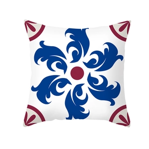 Housse de coussin ethnique à fleurs bleues en peau de pêche sur fond blanc éclatant