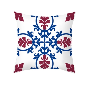 Housse de coussin ethnique avec motif floral bleu marine et bordeaux sur fond blanc