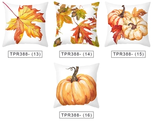 Détail de quatre housses de coussin à motifs de feuilles d'érable et de citrouilles d'automne