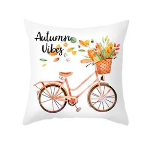 Housse de coussin automnale avec vélo orange et feuilles d'érable sur tissu blanc