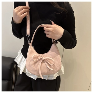 Rosafarbene Hobo-Bag mit großer Schleife und verstellbarem Schultergurt im Detail