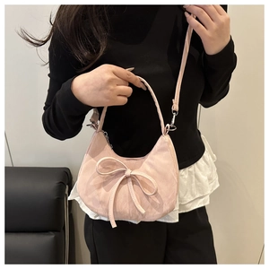 Detail der rosa halbmondförmigen Tasche mit Schleife und abnehmbarem Gurt