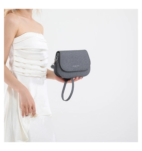 Gros plan sur le sac bandoulière en tissu gris foncé avec lettrage Fashion Trend