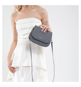 Détail du sac bandoulière en tissu gris avec lettrage FASHION TREND argenté et métal brillant