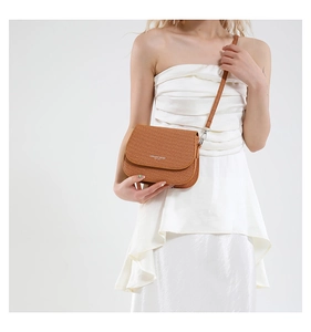 Sac bandoulière marron tressé avec texte Fashion Trend porté par un mannequin en robe