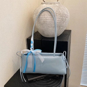 Sac sous le bras minimaliste en cuir verni bleu clair avec dentelle et nœud