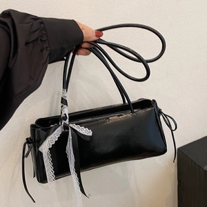 Sac sous le bras noir brillant avec nœud en dentelle blanche et rubans de côté stylés