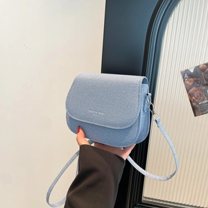 Petit sac bandoulière bleu clair au design minimaliste avec texture tissée élégante