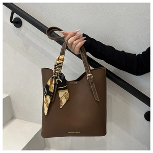 Détail du sac cabas mode avec poignée en foulard de soie et inscription FASHION & BAGS