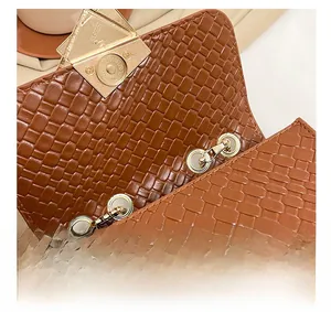 Detail der dunkelbraunen Webleder-Tasche mit goldener Magnetschließe und Hardware