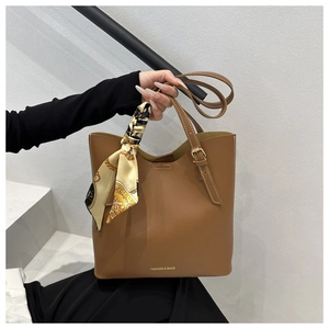 Borsa tote in pelle marrone con sciarpa di seta decorativa e logo moda sul davanti