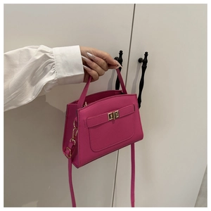 Détail du sac à main magenta texture litchi avec fermoir doré rotatif élégant