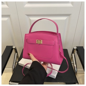 Détail du sac à main rose grainé avec une fermeture à fermoir tournant doré