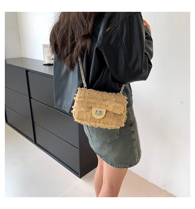 Détail du sac bandoulière en tweed jaune avec fermoir rotatif en métal argenté