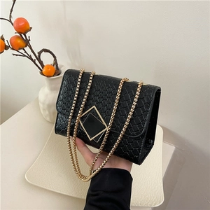 Sac bandoulière noir chic avec texture tressée et fermoir doré pour femmes élégantes