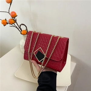Sac à bandoulière rouge texturé crocodile avec chaîne dorée et fermoir carré élégant design