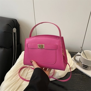 Sac à main style Kelly en cuir rose fushia avec fermoir doré et poignée élégante
