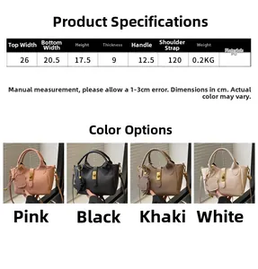 Detailansicht von vier minimalistischen PU-Beuteltaschen mit süßen Tieranhängern