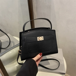 Sac à main style Kelly en cuir noir avec boucle dorée et bandoulière amovible