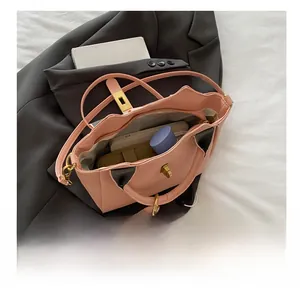 Innenansicht der hellrosa Leder-Eimertasche mit großem Stauraum für den Alltag