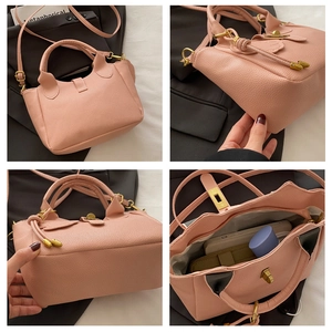 Rosa Eimer-Handtasche aus Leder mit Litschimuster, Details zu Griffen und matten Goldbeschlägen