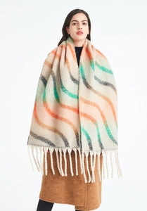 Détail du motif à vagues et des longues franges sur une écharpe épaisse en mohair