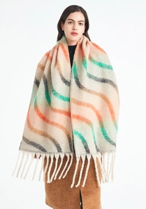 Détail de l'écharpe à motifs de vagues avec de longs glands épais en beige et orange