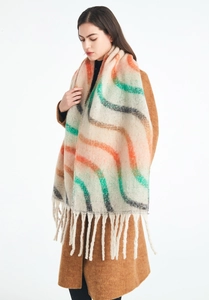 Détail d'un châle en tricot à vagues colorées avec franges sur un manteau brun