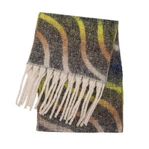 Détail de châle en maille à chevrons aux tons terreux avec de longues franges