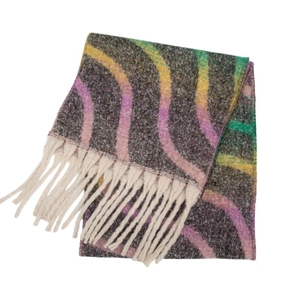 Détail d'une écharpe en maille à motifs ondulés avec de larges franges torsadées