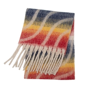 Détail d'une écharpe en maille dégradée colorée avec franges épaisses et motif ondulé