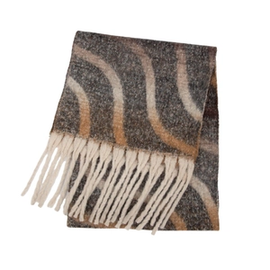 Détail de l'écharpe en maille à motifs vagues marrons et pompons épais crème