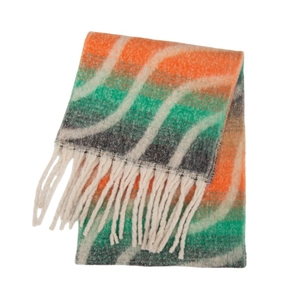 Détail de l'écharpe en maille ondulée avec rayures colorées et pompons blancs