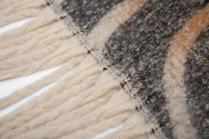 Gros plan détaillé d'une écharpe en maille épaisse avec franges et motif à vagues