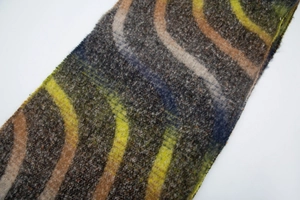 Détail du tissu brossé doux avec motifs de vagues colorées sur un châle d'hiver