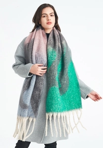 Détail d'une écharpe jacquard géométrique colorée avec de grosses franges et maille douce