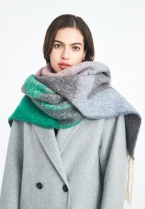 Texture détaillée de l'écharpe en laine mohair avec patchwork géométrique coloré