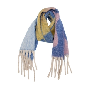 Détail d'une écharpe d'hiver épaisse avec motif géométrique multicolore et longues franges