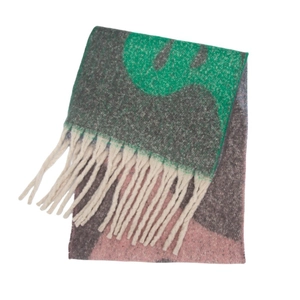 Détail d'une écharpe en maille d'hiver avec blocs de couleurs vert rose et franges blanches