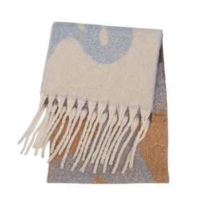 Détail d'une écharpe jacquard à motifs géométriques avec longues franges et blocs colorés