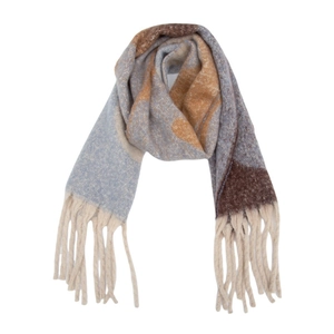 Détail d'une écharpe en jacquard aux blocs bleus et marrons avec de longs pompons crème
