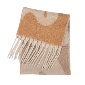 Détail d'une écharpe en maille géométrique avec franges et tissage jacquard doux
