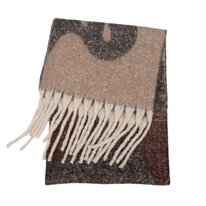 Détail macro d'une écharpe en maille jacquard avec franges et texture mohair douce