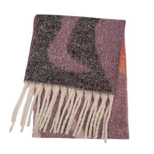 Gros plan détaillé de l'écharpe jacquard violette avec des glands et des motifs ondulés