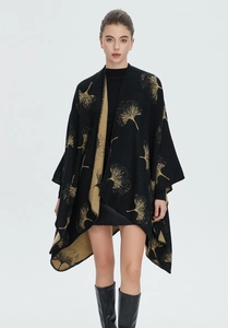Detail eines schwarzen Schals mit goldenem Ginkgo-Muster und elegantem Schlitz
